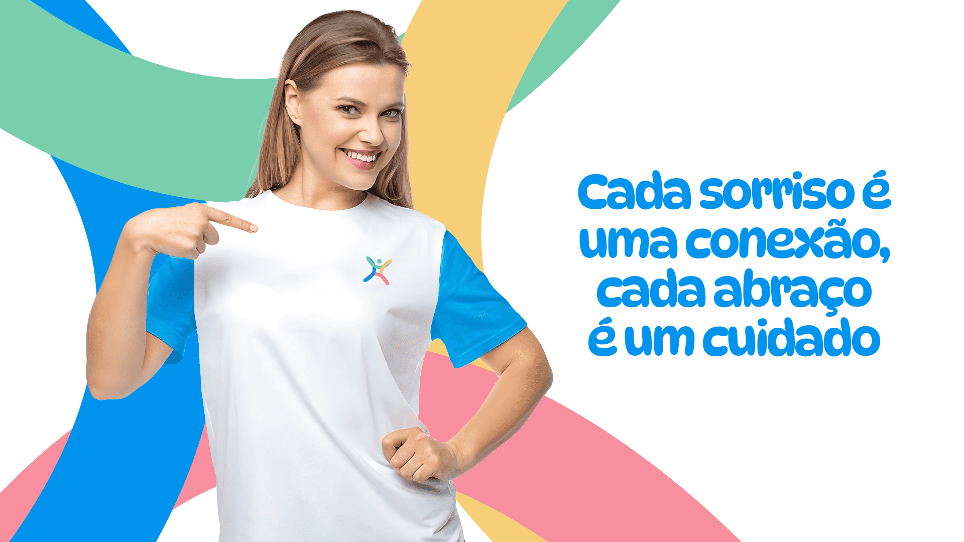 Mulher vestindo camiseta branca com logo da Comunicativamente