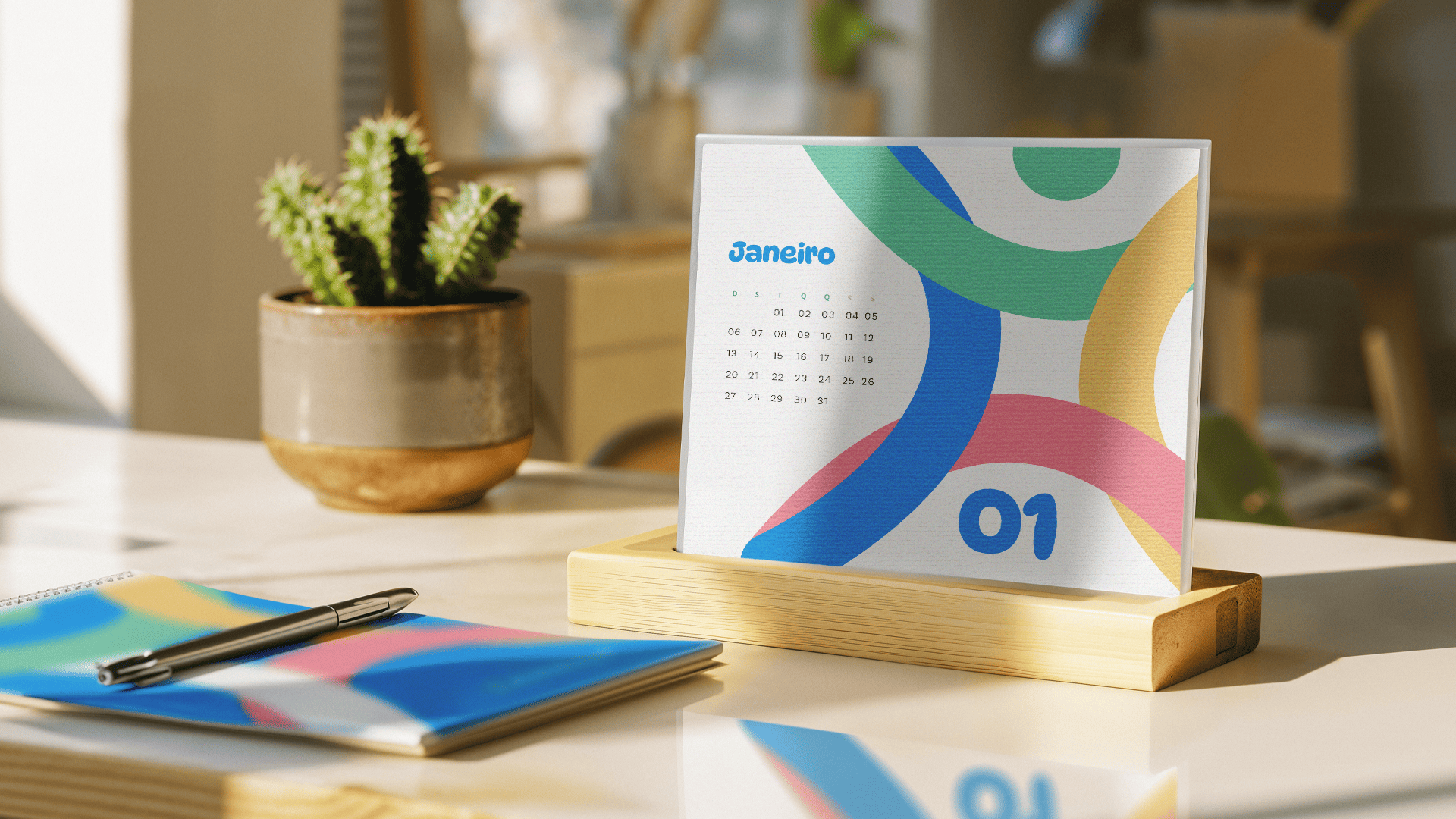 Calendário de mesa 2025 da Comunicativamente com design geométrico colorido