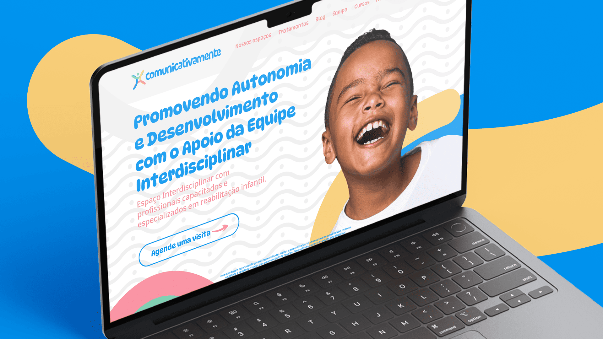 Laptop exibindo website da Comunicativamente com design responsivo e colorido