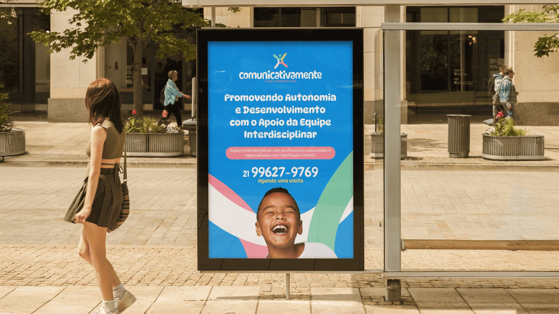 Outdoor da Comunicativamente em praça pública com criança sorrindo