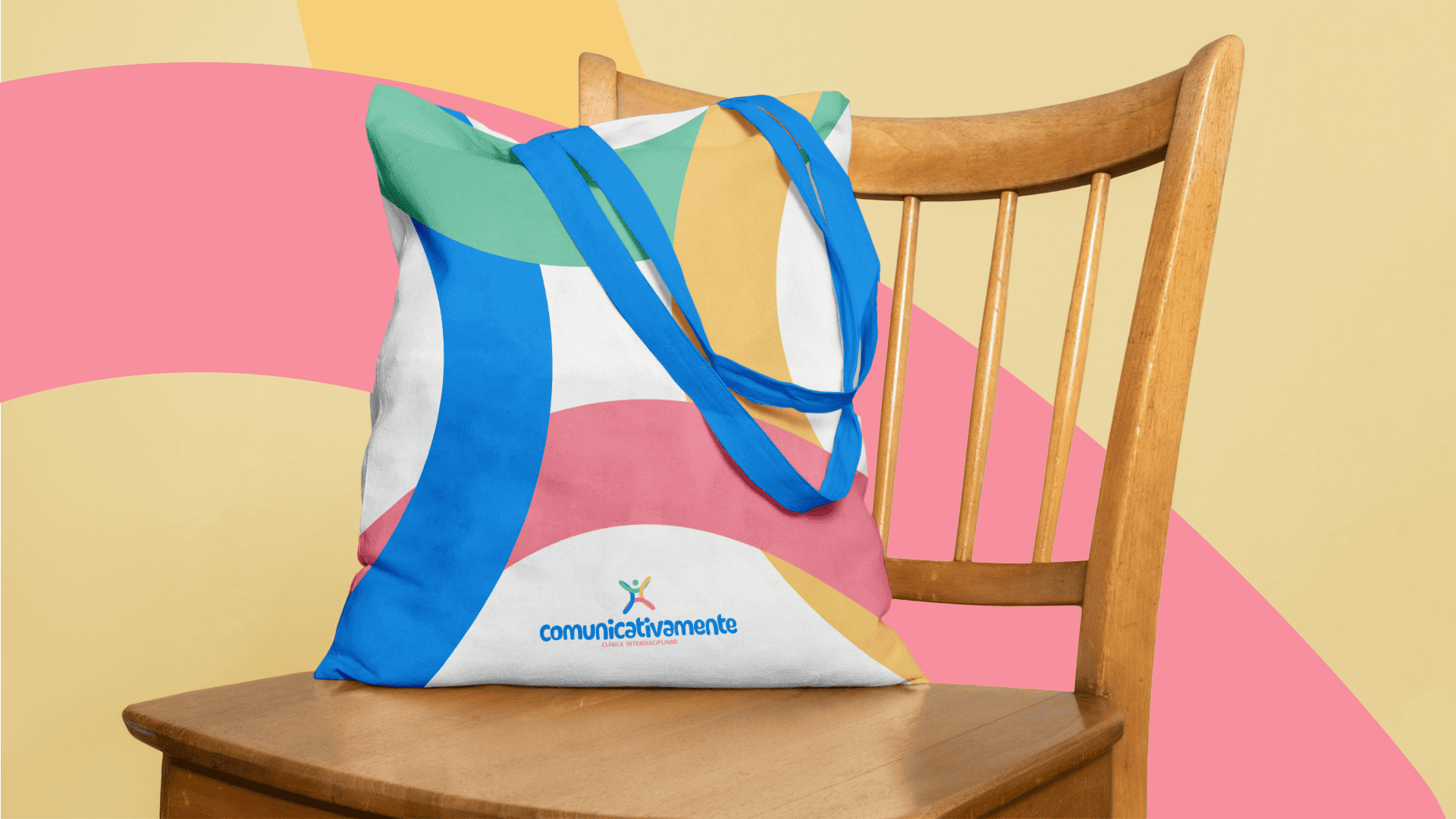 Ecobag colorida da Comunicativamente com formas geométricas em cadeira de madeira