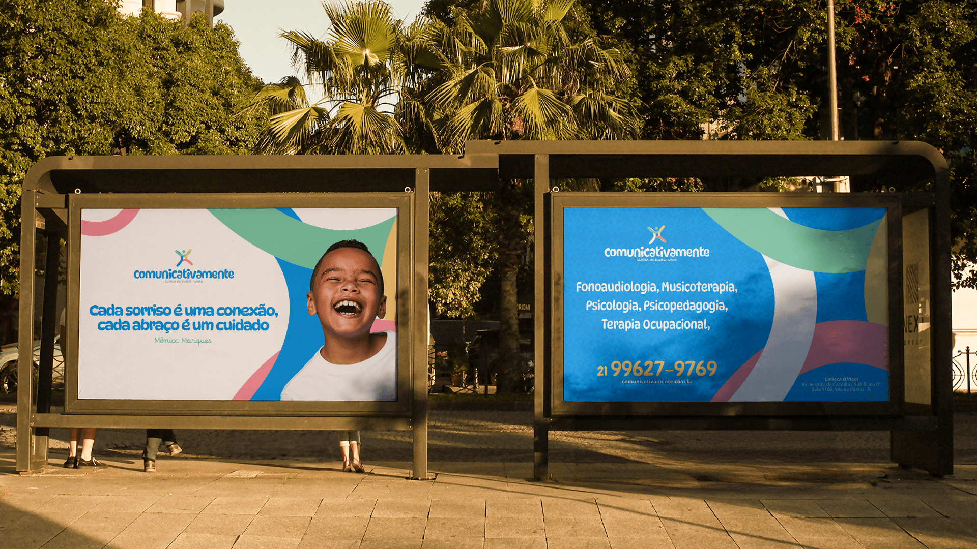 Outdoor da Comunicativamente com criança sorrindo
