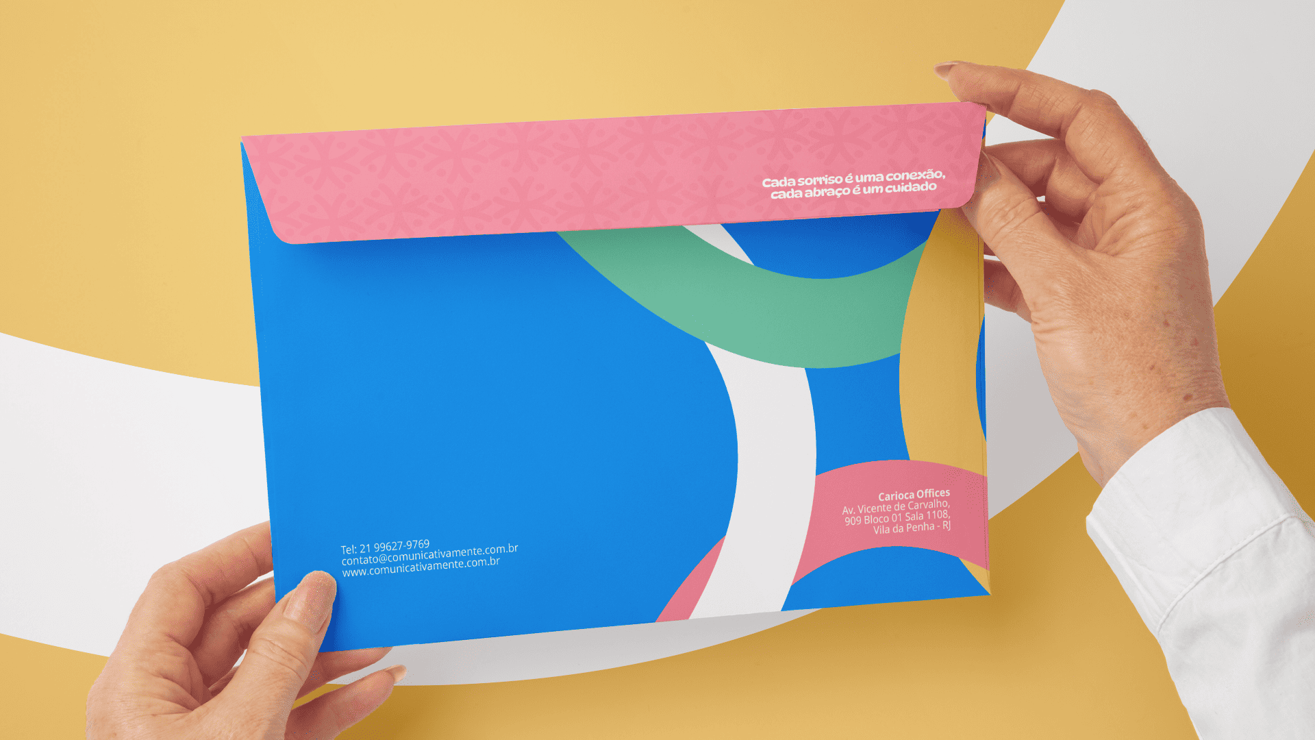 Envelope personalizado com padrão interno da Comunicativamente
